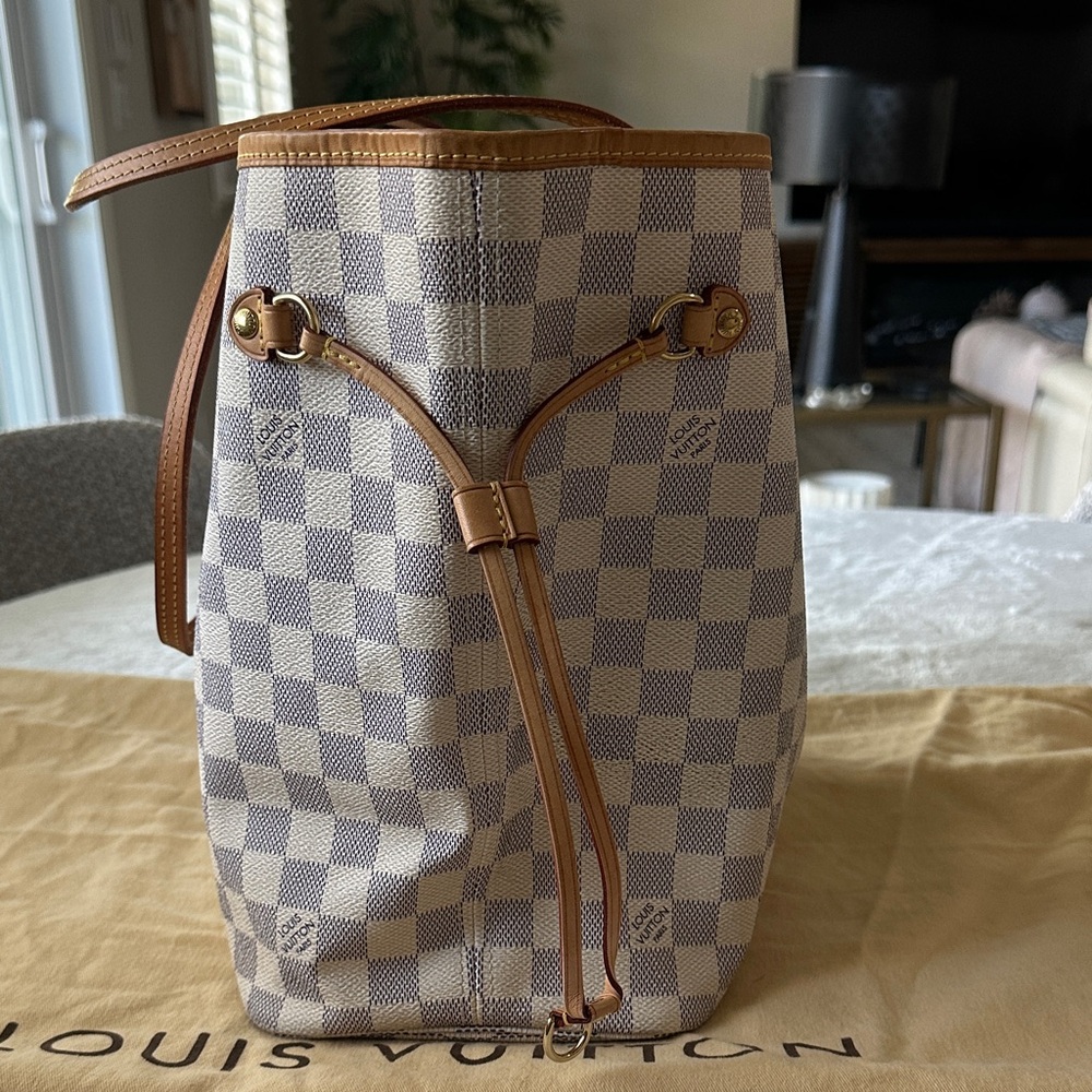 Louis Vuitton Damier Azur Neverfull MM Tote in White and Tan - Picture 2 of 10